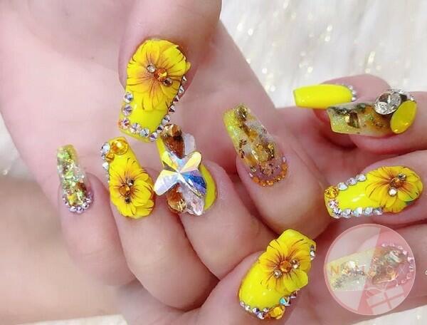 Mẫu nail vẽ hoa đơn giản NỔI BẬT đôi bàn tay khiến ai cũng mê